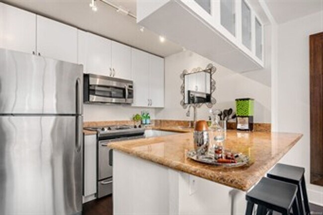 Building Photo - $250 off first month's rent!!!! Highly des...