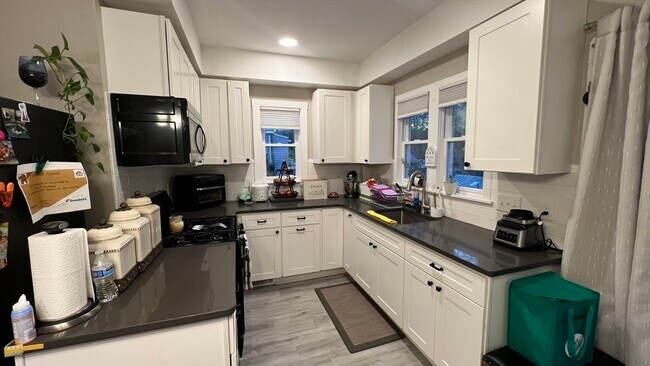 Building Photo - 48 Bartley St