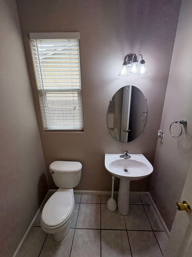 Building Photo - Spacious NW Visalia home Near Shopping Center Available Now!