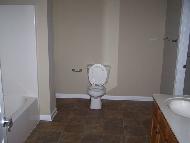 Building Photo - 3 bed, 2.5 bath, 2 car garage 2 story home...