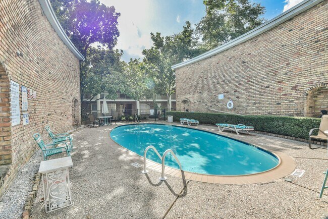 Building Photo - 2121 Fountain View Dr