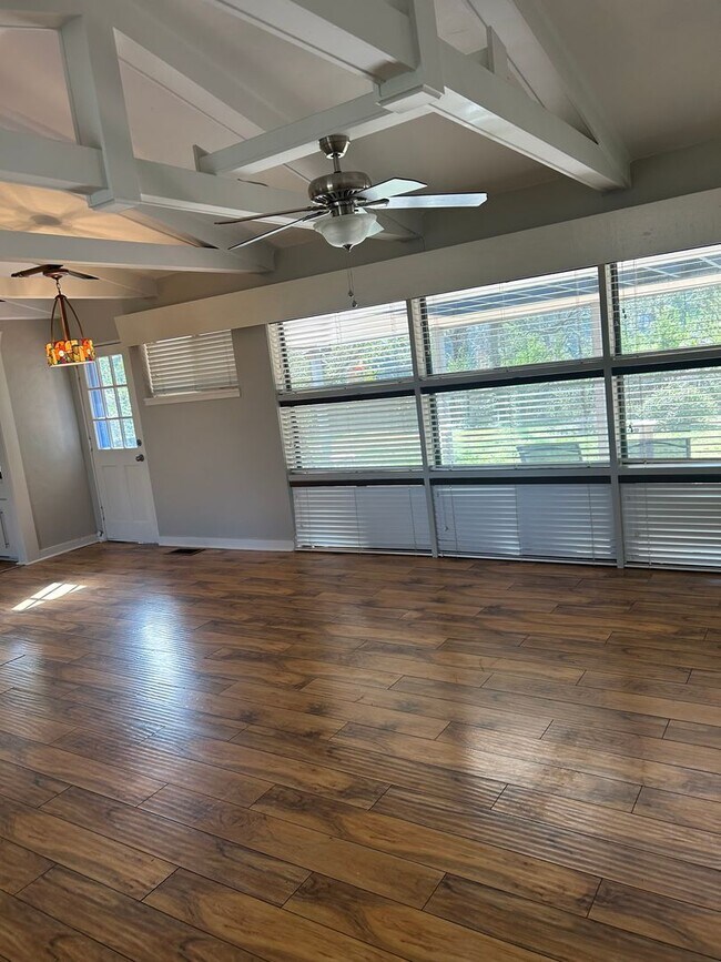 Building Photo - Contact Peggy 501 676 1758