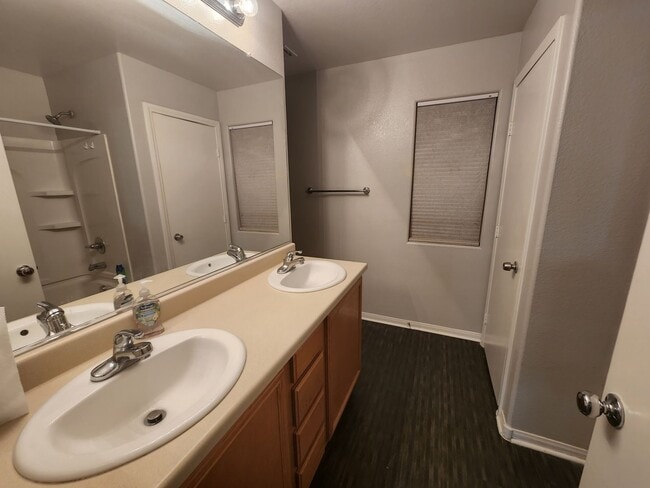 Building Photo - Fantastic 3bed/2.5 bath in Southwest ready for immediate move-in! Make the Move for Less: $500 Of...