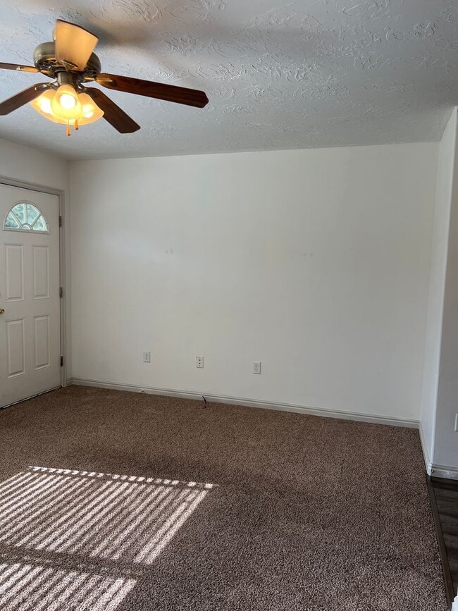 Building Photo - 2 bed 1.5 bath unit in the Meadows