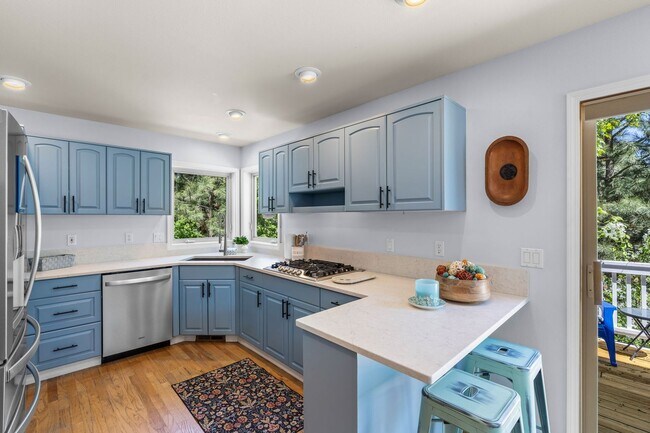 Building Photo - Beautiful bright home with large yard, fin...