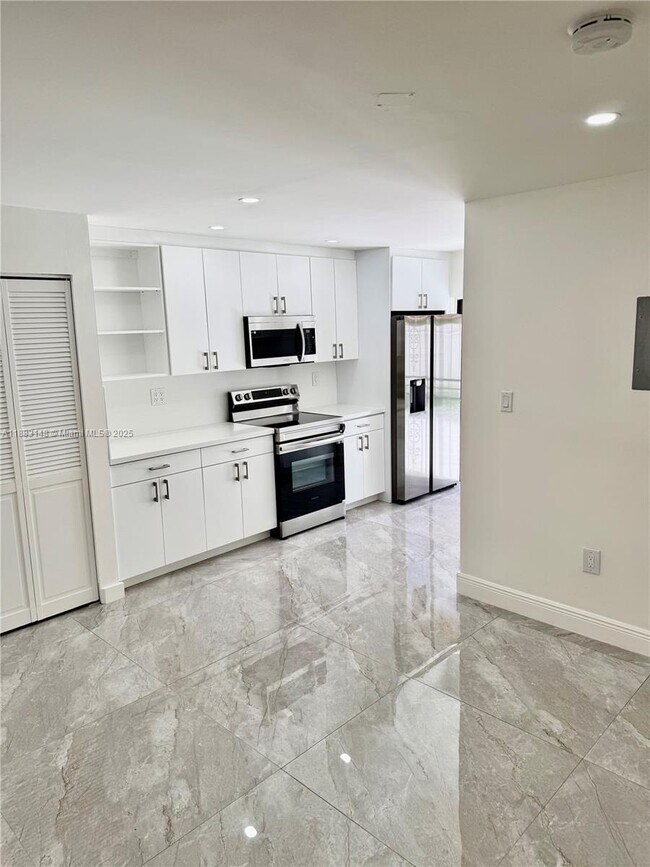 Building Photo - 2740 W 61st St