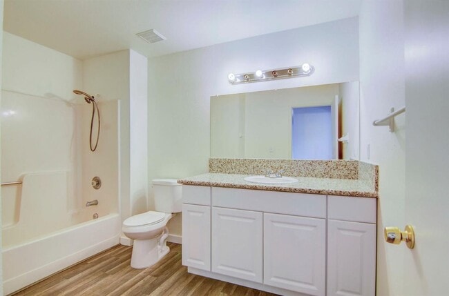 Building Photo - 3 Bedroom 2 bathroom Duplex in Sacramento