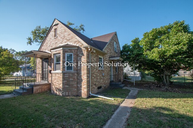 Building Photo - 700 E 36th Ave