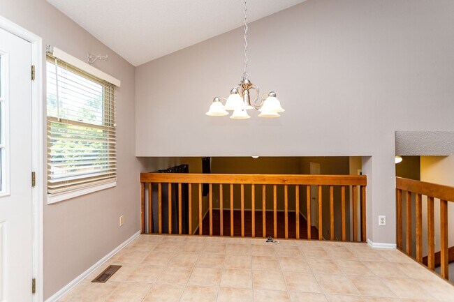 Building Photo - Charming 4-Bedroom Retreat with Modern Upd...