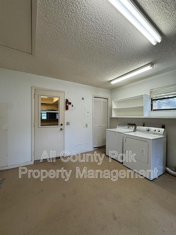 Building Photo - 542 Lake Carolyn Cir