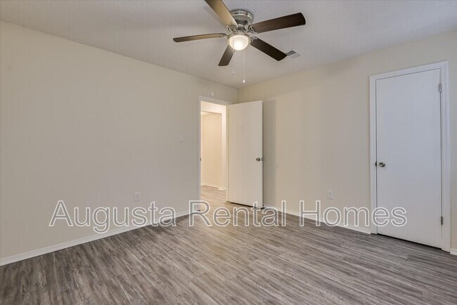 Building Photo - 2571 1/2 Tobacco Road - D