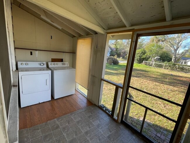 Building Photo - 2147 St James Dr