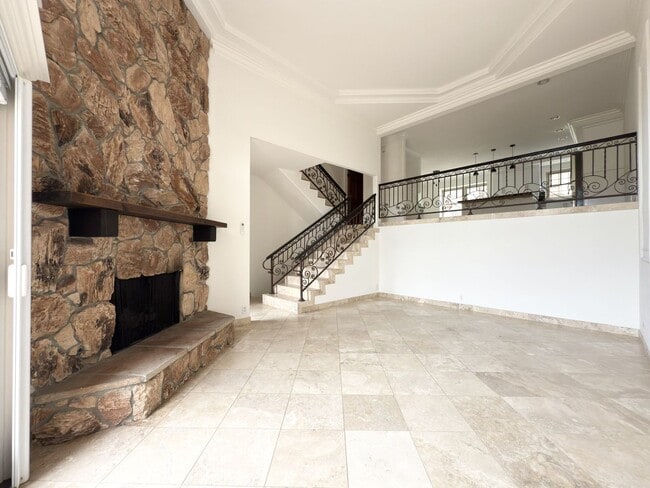 Building Photo - Beautiful Townhome on The Legends Golf Cou...