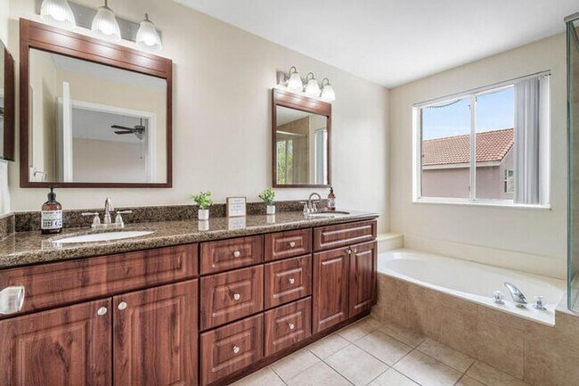 Building Photo - 10425 Buena Ventura Dr
