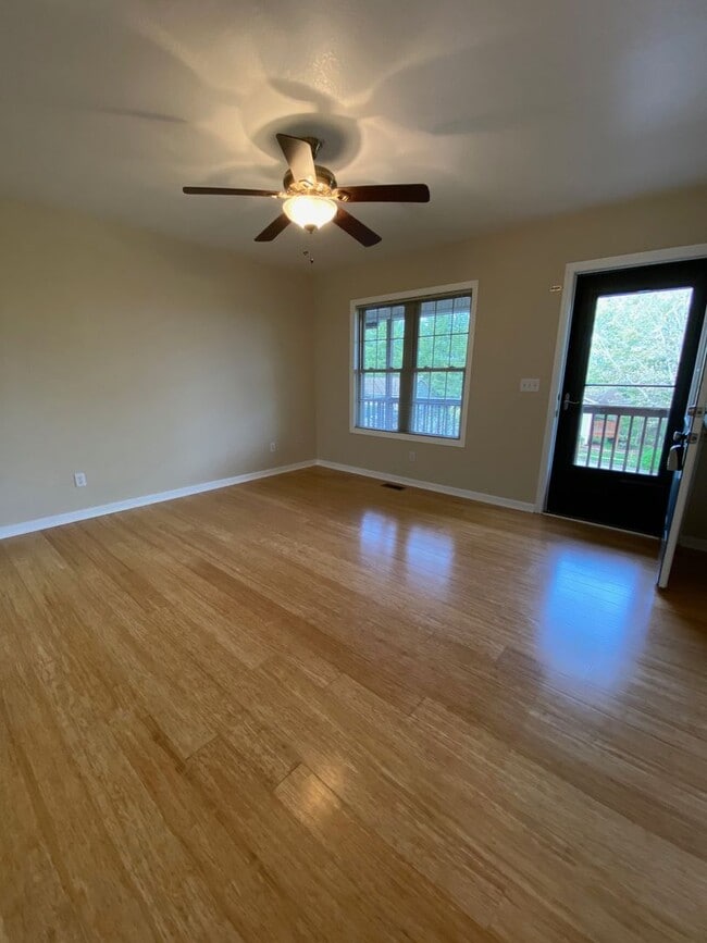 Building Photo - North AVL - Spacious 2/2 Apartment with st...