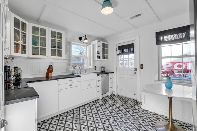 Building Photo - Available in March. Nashville 2 BED charming cottage for rent. Renovated with darling details and...