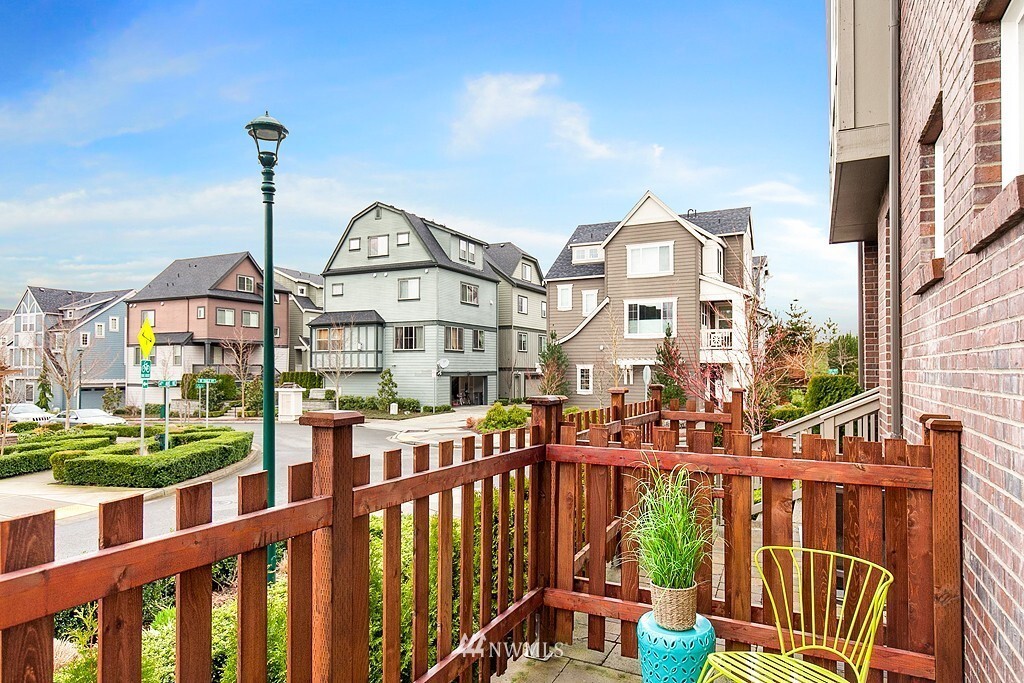 Community - 964 4th Ave NE