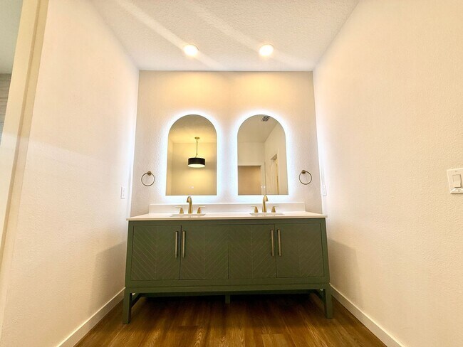 Building Photo - GORGEOUS, just completely renovated 3/2 Ho...