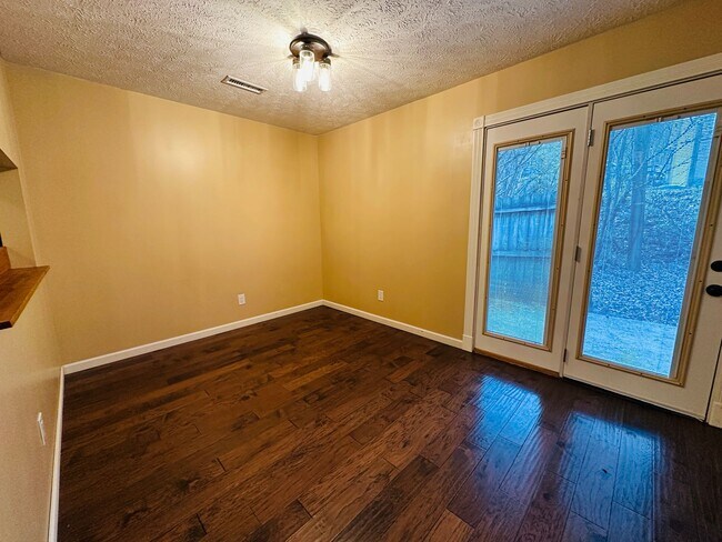 Building Photo - Charming 2-Story Condo in Quiet Knoxville Community – Minutes from Downtown!