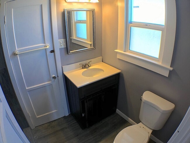 Building Photo - Central El Paso 2 bed REFRIG A/C with Moun...