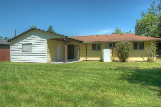 Building Photo - Spacious Renton Rambler w/ a HUGE Backyard!