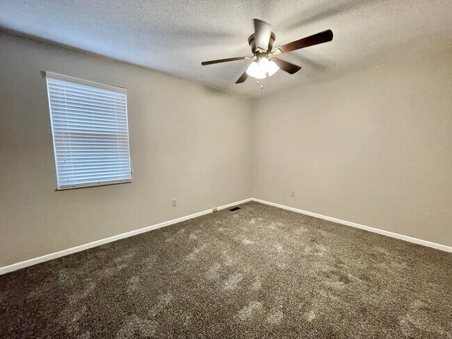Building Photo - Large 3 bedroom + Large Bonus Room for Rent!