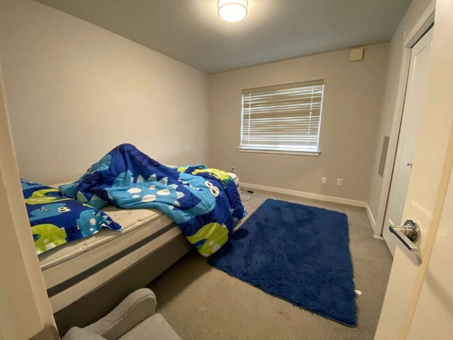 Building Photo - Modern 3-bedroom with Fully Fenced Yard