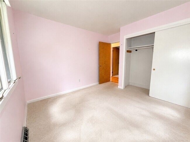 Building Photo - 142 Burleigh Dr