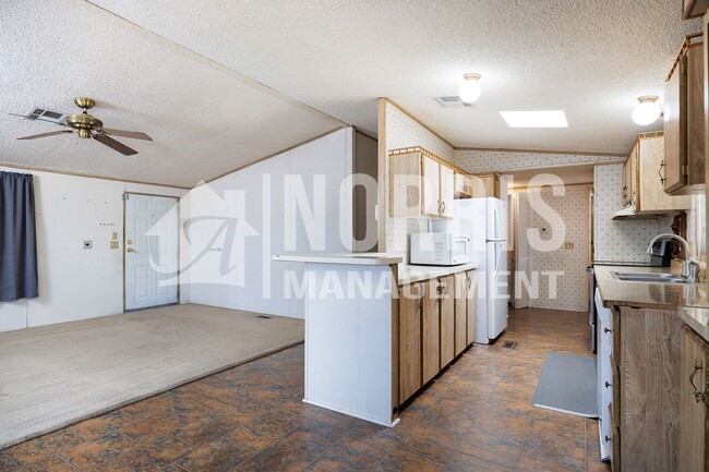 Building Photo - Great Location, Great Home with all Applia...