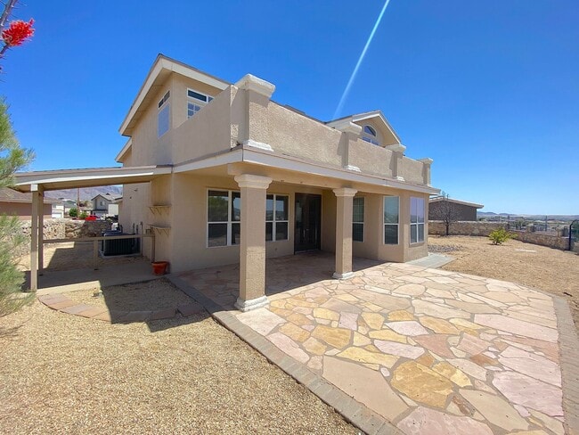 Building Photo - West El Paso LARGE 4bed/3.5bath 3 Car Garage Home-VIEWS!