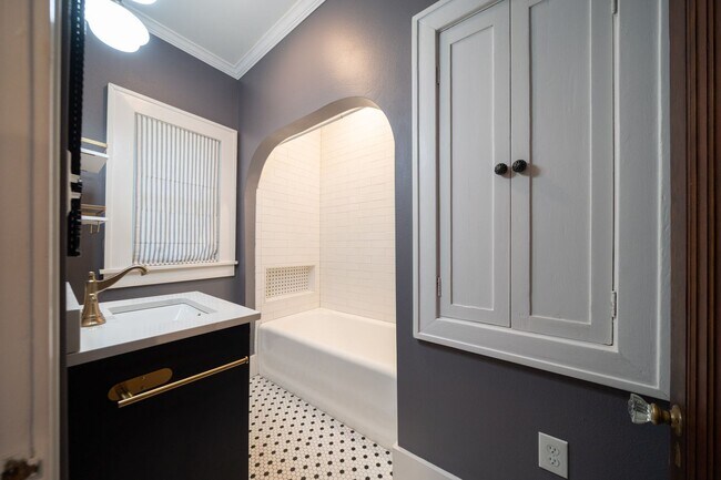 Building Photo - Charming home, great condition!