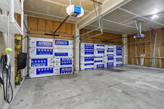 Building Photo - Executive Lease Opportunity - 4 Bed 3 Bath