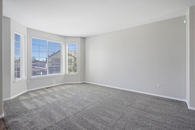 Building Photo - Huge home, recent upgrades!  Like new!