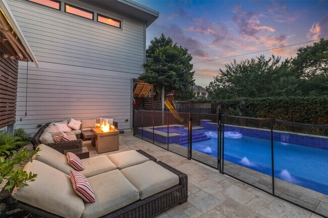 Building Photo - 340 W 17th St