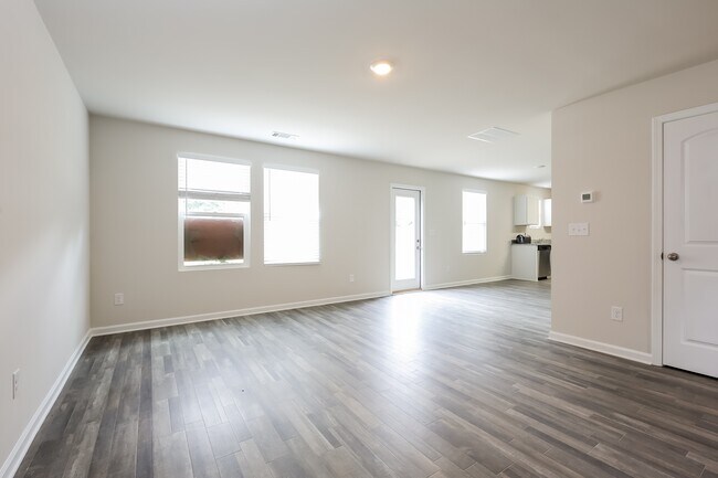 Building Photo - 161 Evvalane Dr
