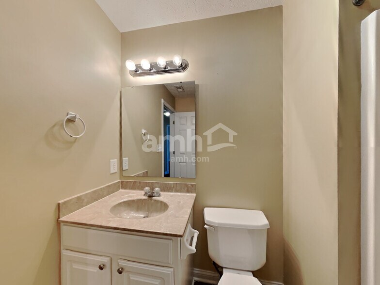 Building Photo - 10430 Wintergreen Way