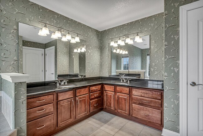 Building Photo - 4666 Sagewood Cir