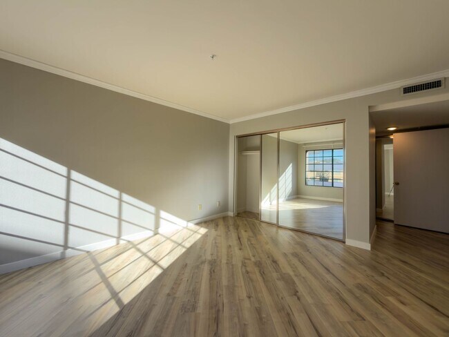 Building Photo - Spacious 3BR Condo in Downtown Glendale!