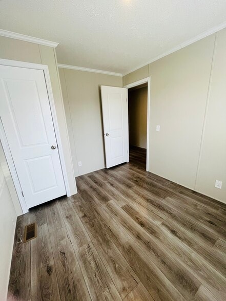 Building Photo - 9356 River Dr