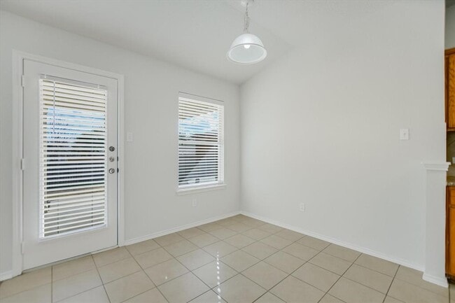 Building Photo - 906 Washburn Dr