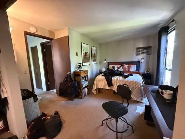 Building Photo - Spacious End-Unit Townhome in Scenic Shana...