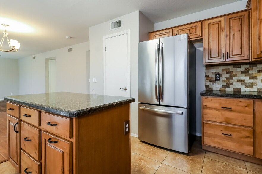 Building Photo - 3802 N 104th Ave