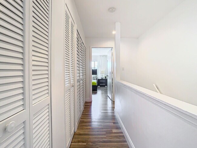 Building Photo - Vineland Road, Orlando, FL 32811 - 2 BR 2.5 BA townhouse