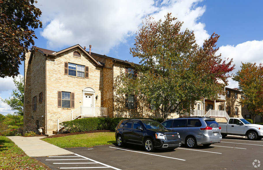 Primary Photo - Laurelwood Apartments and Townhouses