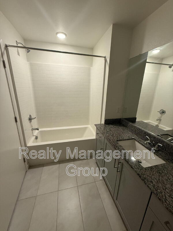 Building Photo - 5480 Shorefront Dr