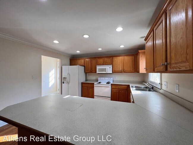 Building Photo - 5 br, 3 bath House - 170 Mandy Drive