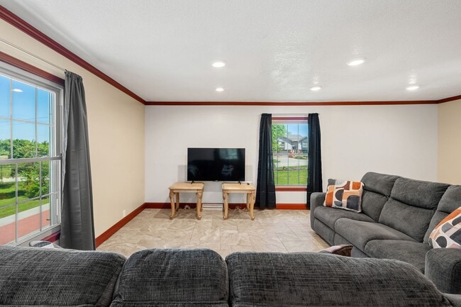 Building Photo - Large Home on Almost 2 Acres!