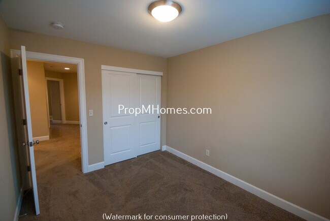 Building Photo - Beautiful Damascus Three Bedroom Townhouse in Wind Swept Waters!