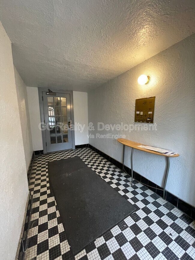 Building Photo - 7512 N Claremont Ave