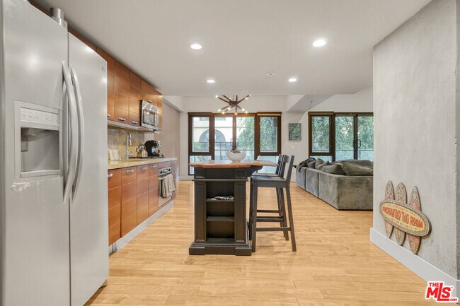 Building Photo - 460 S Spring St